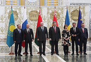 Minsk talk participants agree to ease tension in eastern Ukraine - ảnh 1